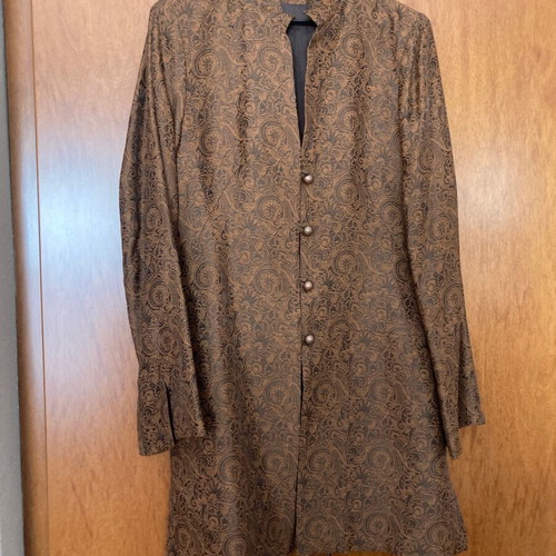 Long women's jacket with embossed fabric and metal buttons brown