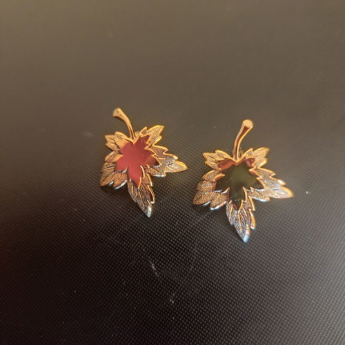 Monet vintage maple leaf earrings like new with clip-on