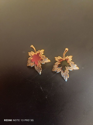 Monet vintage maple leaf earrings like new with clip-on
