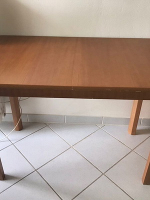 Solid wood dining table like new with extendable surface