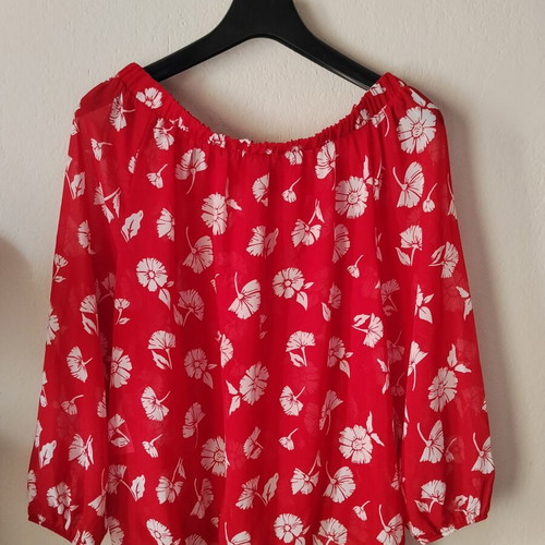 Red floral off shoulder blouse like new, size L