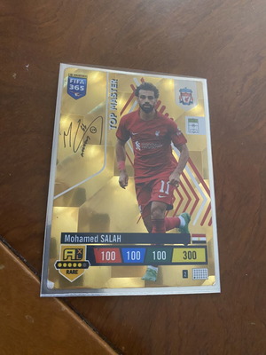 Panini FIFA 365 Adrenalyn XL κάρτα Salah με υπογραφή σε θήκη