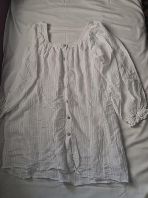 Women's blouse used, white, sizes XL-XXL, small tear