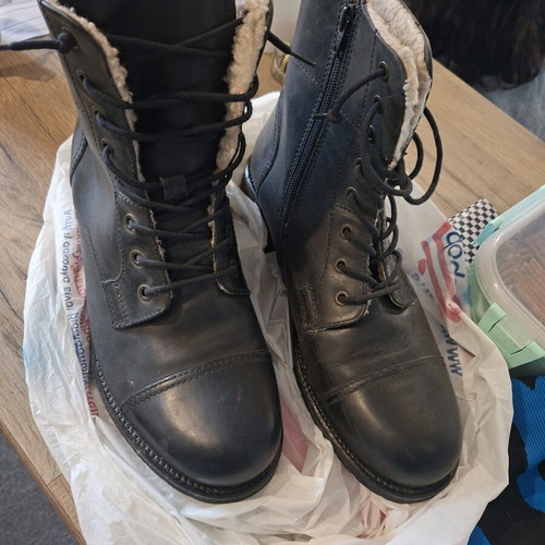 Combat boots men's like new with fur lining and zipper size 43