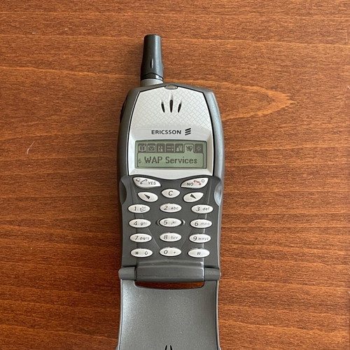Ericsson T20e mobile phone