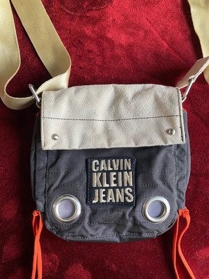 Τσαντάκι Calvin Klein Jeans μεταχειρισμένο, παιδικό, μαύρο και μπεζ
