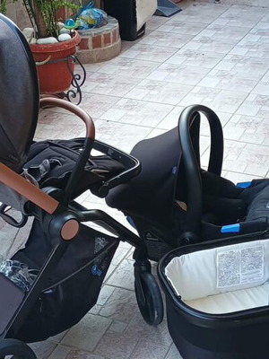Mysa Trio with Kory Plus Car Seat Chicco black satin like new with Cangaroo camera
