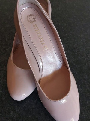 Stefania pumps new, size 38, beige patent leather