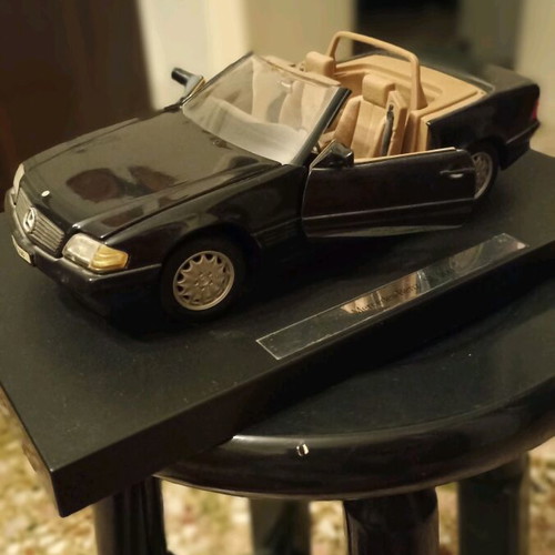 Mercedes SL 500 1:18 vintage model like new