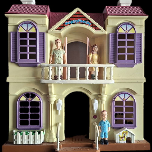 Dollhouse with three figurines like new