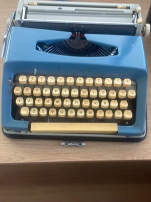 Brother Deluxe typewriter used, blue, Greek keyboard