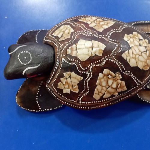 Wooden turtle ashtray like new, 19 cm length