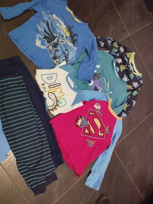 Πακέτο 8 μεταχειρισμένων ρούχων ύπνου για αγόρια 4-5 ετών