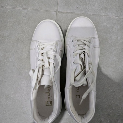 White sneakers like new, size 39
