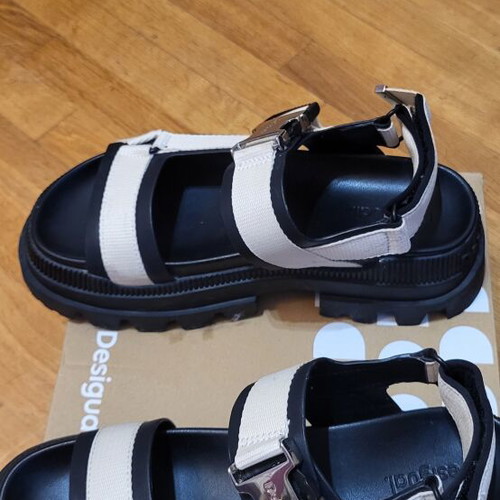 Desigual Chunky Platforms size 36 like new, beige and black