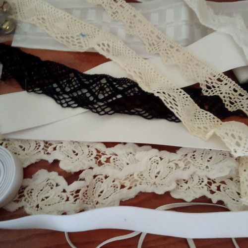 Elastic bands and lace like new, curtain tape with pockets