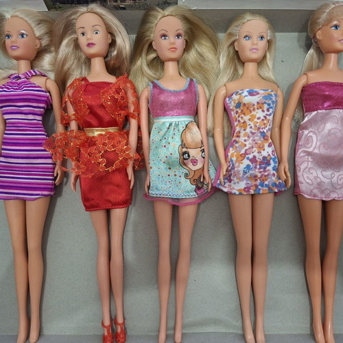 Lot of five dolls like new with extra clothes