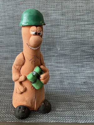 Γλυπτό από πηλό χαμογελαστός στρατιώτης με κιάλια καινούργιο