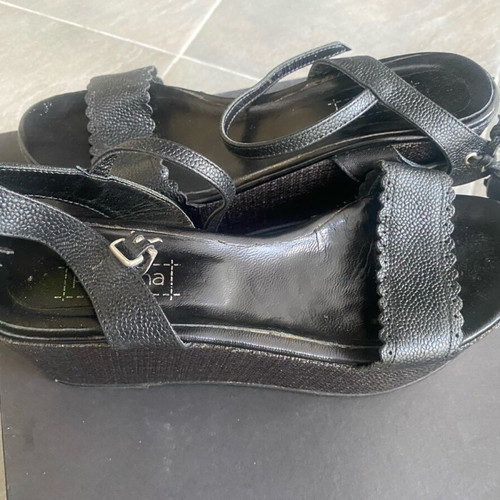 Pargiana black leather platforms like new