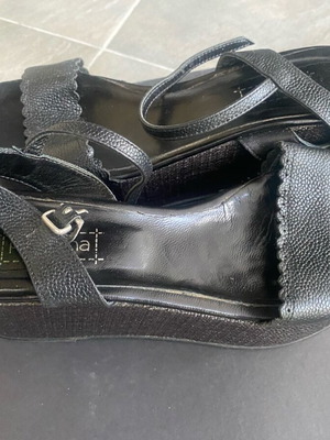 Pargiana black leather platforms like new