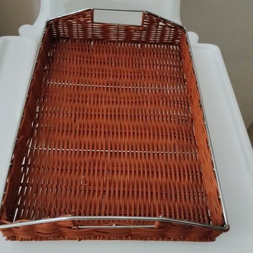 Woven serving tray like new, synthetic rattan with metal frame