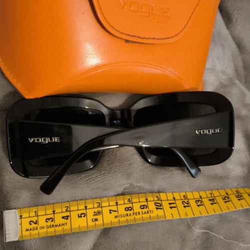 Vogue sunglasses like new, black
