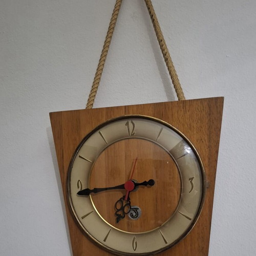 Mid-Century Modern wall clock like new with rope and wood