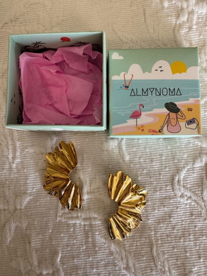 Almynoma Pazuzu Gold earrings like new, gold color