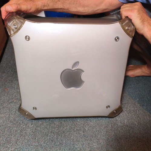 Apple Power Mac G4 desktop with keyboard