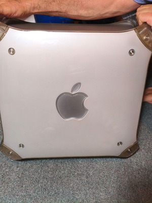 Apple Power Mac G4 desktop with keyboard