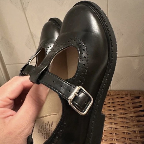 Flat shoes with T-strap size 24 black like new