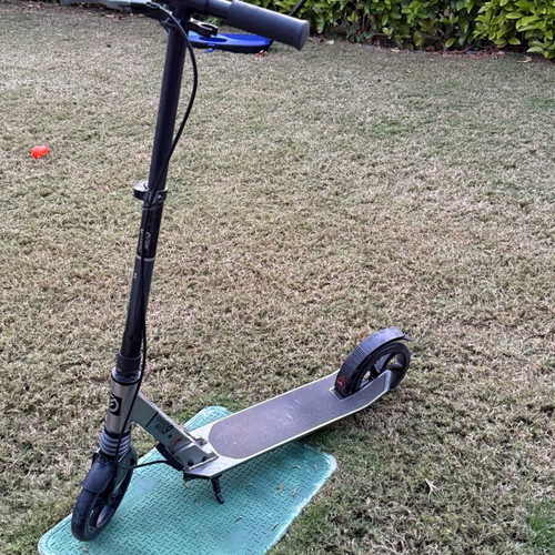 Metal folding scooter like new with handlebar brake