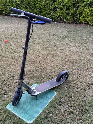 Metal folding scooter like new with handlebar brake