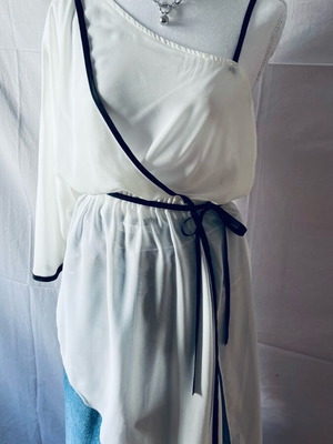 Blouse like new, size S, white with black details and adjustable belt