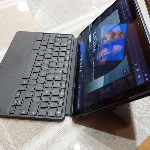 Lenovo Ideapad Duet Chromebook used with wireless mouse