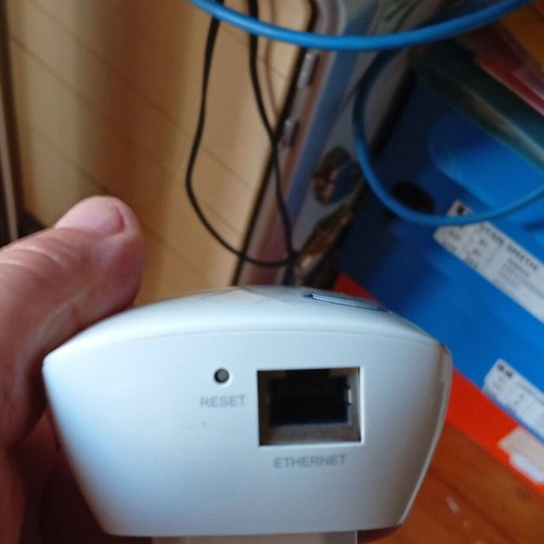 TP-LINK Wi-Fi Range Extender TL-WA850RE 300Mbps used