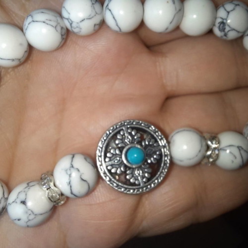 Bracelet with white Haolite semi-precious stones, metal cross and beads new