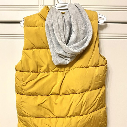 Bershka mustard vest with hood size M like new