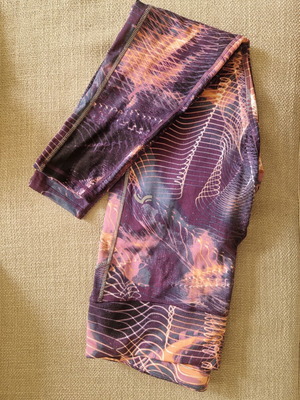 Women's sports leggings with pocket and back zipper like new, pink and purple, size XXL