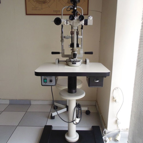 Inami L-0219 Japanese slit lamp like new with 5 magnifications and accessories