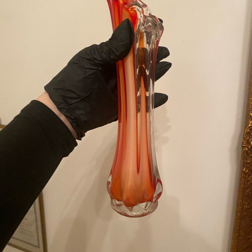 Glass vase used with thin neck in red color