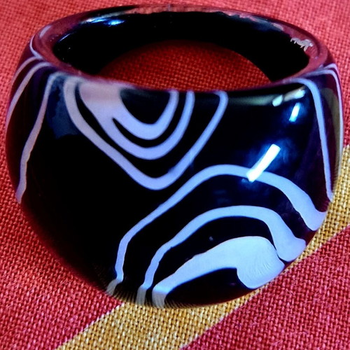 Women’s black and white celluloid ring new