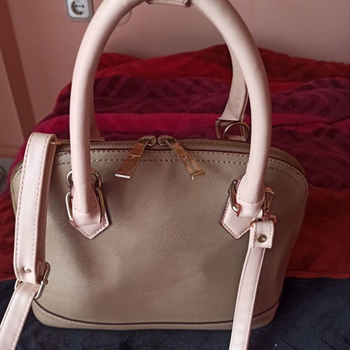Beige leather shoulder handbag new, spacious, easy to carry