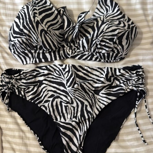 Swimsuit large size like new, black and white