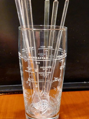 Measuring glass for drinks like new with 6 plastic stirrers