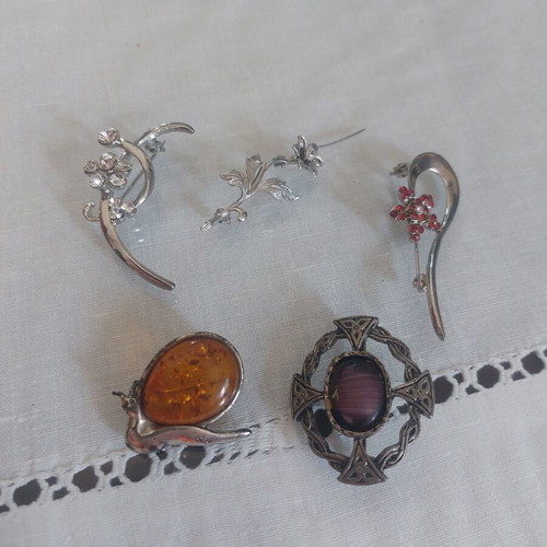Vintage retro women's pins set of 5, like new