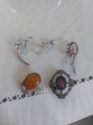 Vintage retro women's pins set of 5, like new