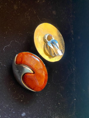 Oval clip earrings like new