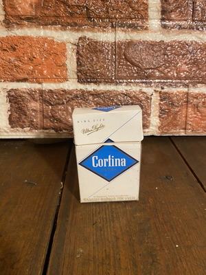 Κενό παλιό πακέτο τσιγάρων Cortina