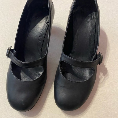 Clarks black pumps used with strap size 37